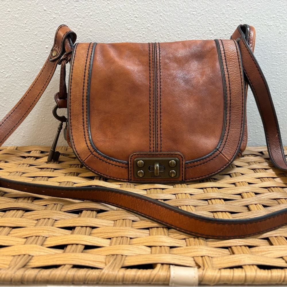 Fossil Distressed Brown Leather Crossbody Bag with Vintage Appeal
